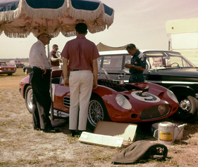 12 Stunden von Sebring 1961: Rennvorbereitungen Pete Lovely und Jack Nethercutt - wegen defekter Ölpumpe ausgeschieden (1961) 12 Stunden von Sebring 1961: Rennvorbereitungen Pete Lovely und Jack Nethercutt - wegen defekter Ölpumpe ausgeschieden (1961)