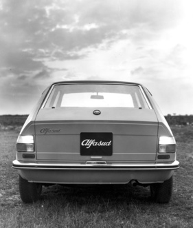 Alfa Romeo Alfasud (1971) - Heckansicht der ersten Version - Promotionsmaterial von Alfa Romeo bei der Lancierung (1971)