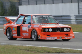 BMW 320 E21 Jägermeister (1977) - am BMW-Rennen R9 - AvD Oldtimer Grand Prix 2013 (1977) BMW 320 E21 Jägermeister (1977) - am BMW-Rennen R9 - AvD Oldtimer Grand Prix 2013 (1977)