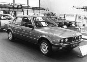 BMW 320i (1983) - Neuauflage des Dreiers, hier wird die noch nicht lieferbare viertürige Ausführung gezeigt - am Genfer Automobilsalon von 1983 (1983) BMW 320i (1983) - Neuauflage des Dreiers, hier wird die noch nicht lieferbare viertürige Ausführung gezeigt - am Genfer Automobilsalon von 1983 (1983)