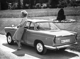 BMW 700 Coupé (1959) - ein Fahrzeug zum verlieben, titelte die BMW-Werbeabteilung zu diesem Bild (1959) BMW 700 Coupé (1959) - ein Fahrzeug zum verlieben, titelte die BMW-Werbeabteilung zu diesem Bild (1959)