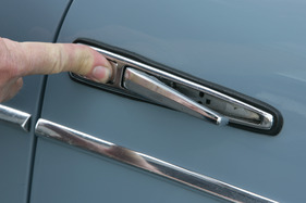 BMW 700 LS (1962) - auf Druck klappen die Türöffner aus (1962) BMW 700 LS (1962) - auf Druck klappen die Türöffner aus (1962)