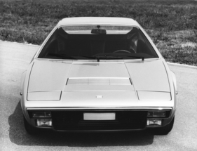 Dino 308 GT4 (1973) - flache Front dank Klappscheinwerfern und Mittelmotorbauweise