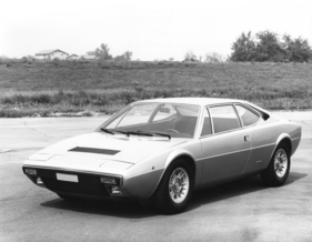 Dino 308 GT4 (1973) - vier Personen vor einem Mittelmotor platzieren - keine einfache Aufgabe