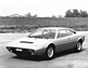 Dino 308 GT4 (1973) - vier Personen vor einem Mittelmotor platzieren - keine einfache Aufgabe (© Archiv Automobil Revue)