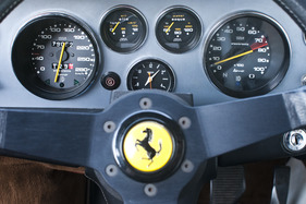 Dino 308 GT4 (1974) - Öldruck und Wassertemperatur werden zentral angezeigt