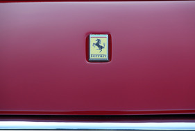 Dino 308 GT4 (1974) - das Ferrari-Rösschen war ab Jahrgang 1976 auf allen 308 GT4