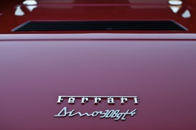 Dino 308 GT4 (1974) - das Ferrari-Signet kam bei den ersten Baujahren jeweils erst nachträglich auf das Heck