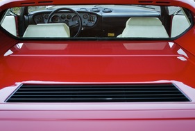 Dino 308 GT4 (1974) - der Schein trügt, die Heckscheibe steht steil