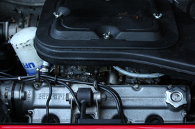 Dino 308 GT4 (1974) - vier Doppelvergaser sorgen für die Gemischaufbereitung