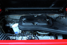 Dino 308 GT4 (1974) - vier obenliegende Nockenwellen steuern die Ventile