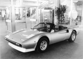 Ferrari 308 Spider (1982) - am Genfer Automobilsalon von 1982 - am Ferrari-Stand wusste niemand über den Wagen Bescheid, er war das Werk eines Veredlers (1982)