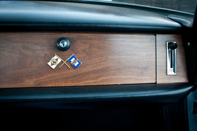 Ferrari 330 GT (1967) - Handschuhfachdeckel mit Holzbelegung