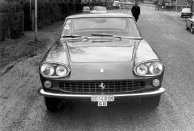 Ferrari 330 GT 2+2 (1964) - die Front wirkte mit den Doppelscheinwerfern amerikanisch