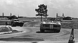 Ferrari 330 P (1965) - Ferrari 330 P verfolgt Mark Donohue im Ferrari 250 LM (12 Stunden von Sebring 1965) (© Dave Friedman, 1965) Ferrari 330 P (1965) - Ferrari 330 P verfolgt Mark Donohue im Ferrari 250 LM (12 Stunden von Sebring 1965) (© Dave Friedman, 1965)