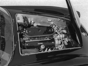Ferrari 410 Superamerica Scaglietti (1957) - Einblick in den Motorraum, die Zylinderkopfdeckel scheinen hier glänzend lackiert zu sein
