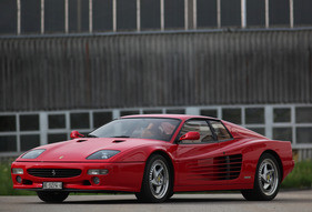 Ferrari 512 M (1995) - die aufsteigenden Flanken mit den markanten Kühleinlass-Profilen sind das Erkennungszeichen des Testarossa und seiner Nachkommen