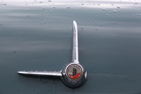Ford Prefect 108E (1959) - den Kofferraum öffnet man durch Abdrehen dieser Verzierung - am British Car Meeting 2013 in Mollis