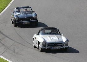 Gaisbergrennen 2011 - Mercedes-Benz 300 SL Roadster (1961) - 300 SL vor 507ner am Salzburgring (1961) Gaisbergrennen 2011 - Mercedes-Benz 300 SL Roadster (1961) - 300 SL vor 507ner am Salzburgring (1961)