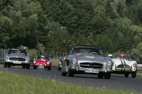 Gaisbergrennen 2011 - Mercedes-Benz 300 SL Roadster (1961) - auf dem Salzburgring - rechts ein AC Ace Bristol, links ein 280 SL Pagode (1961) Gaisbergrennen 2011 - Mercedes-Benz 300 SL Roadster (1961) - auf dem Salzburgring - rechts ein AC Ace Bristol, links ein 280 SL Pagode (1961)