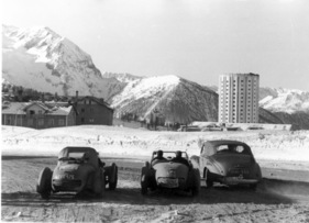 Healey Silverstone (1950) - Rallye Sestrière 1953 - turbulenter Start (1950) Healey Silverstone (1950) - Rallye Sestrière 1953 - turbulenter Start (1950)