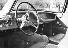 Maserati 3500 GT (1958) - Lenkrad und Amaturenbrett - man beachte, dass der Schalthebel hier bereits gerade geführt ist (1958) Maserati 3500 GT (1958) - Lenkrad und Amaturenbrett - man beachte, dass der Schalthebel hier bereits gerade geführt ist (1958)