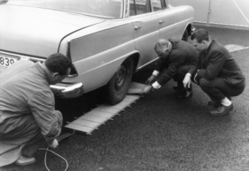 Mercedes-Benz 220 S (1961) - Kling, May und Eger überprüfen die Rollmatten, die im Sand notfalls mehr Vortrieb garantieren sollen