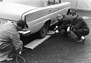 Mercedes-Benz 220 S (1961) - Kling, May und Eger überprüfen die Rollmatten, die im Sand notfalls mehr Vortrieb garantieren sollen (© Archiv Automobil Revue)