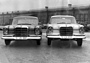 Mercedes-Benz 220 S (1961) - für den Einsatz in Afrika gerüstet - rechts der Wettbewerbswagen, links ein Serien-220-er auf 13-Zoll-Reifen, während der Rennwagen 15 Zoll grosse Räder hat (© Archiv Automobil Revue)