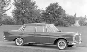 Mercedes-Benz 220 S (1963) - kaum vom "kleineren" Vierzylindermodell zu unterscheiden
