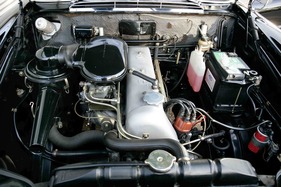 Mercedes-Benz 220 S (1965) - Reihensechszylinder