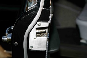 Mercedes-Benz 220 S (1965) - massiv gebaute Türschlösser mit Keilzapfen verhindertn ein Aufschnappen der Türen bei einem Unfall