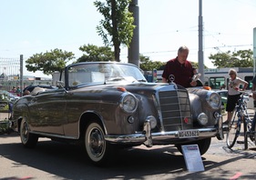 Mercedes Benz 220 S Cabriolet (1958) - am Zurich Classic Car Award 2013 auf dem Bürkliplatz in Zürich (1958)