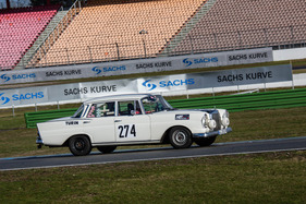 Mercedes-Benz 220 S - schöne Heckflosse im Motodrom - beim akademisches Fahrtraining auf dem Hockenheimring 2012