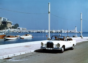 Mercedes-Benz 220 SE Cabriolet (1963) - damit kann man statusbewusst bei der Jacht vorfahren (1963) Mercedes-Benz 220 SE Cabriolet (1963) - damit kann man statusbewusst bei der Jacht vorfahren (1963)