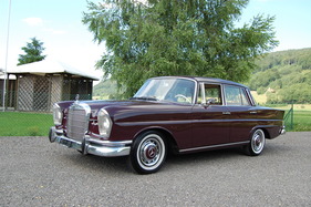 Mercedes-Benz 220 SE 'Heckflosse' (1963) - angeboten als Lot 29 an der Versteigerung der Oldtimer Galerie Toffen vom 1. Dezember 2012