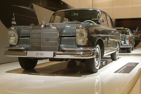 Mercedes Benz 220 SEb (1963) - die erste S-Klasse, die auch diesen Namen trug (Techno Classica 2013) (1963) Mercedes Benz 220 SEb (1963) - die erste S-Klasse, die auch diesen Namen trug (Techno Classica 2013) (1963)