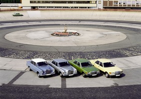 Mercedes-Benz 250 S (1966) - Mercedes-Benz S-Klasse-Limousinen der Baureihen W 112, W 109, W 116, W 126 auf der Einfahrbahn in Untertürkheim