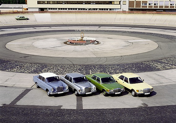 Mercedes-Benz 250 S (1966) - Mercedes-Benz S-Klasse-Limousinen der Baureihen W 112, W 109, W 116, W 126 auf der Einfahrbahn in Untertürkheim