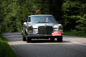 Mercedes-Benz 280 SE 3.5 (1971) - gut aufgehobem im luxuriösen Coupé auf Frankreichs Strassen - RAID Suisse-Paris 2012 (1971) Mercedes-Benz 280 SE 3.5 (1971) - gut aufgehobem im luxuriösen Coupé auf Frankreichs Strassen - RAID Suisse-Paris 2012 (1971)