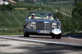 Mercedes Benz 280 SE 3.5 Cabriolet W 111 (1970) - ADAC Trentino Classic 2013 - Oldtimer-Wanderung um den Autozug-Pokal (1970) Mercedes Benz 280 SE 3.5 Cabriolet W 111 (1970) - ADAC Trentino Classic 2013 - Oldtimer-Wanderung um den Autozug-Pokal (1970)