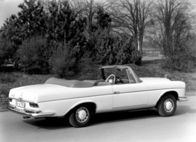 Mercedes-Benz 300 SE Cabriolet (1961) - Heckansicht des geöffneten Cabrios