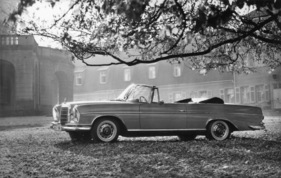 Mercedes-Benz 300 SE Cabriolet (1963) - der repräsentative Reisewagen mit der sportlichen Note, titelte der Mercedes-Pressedienst