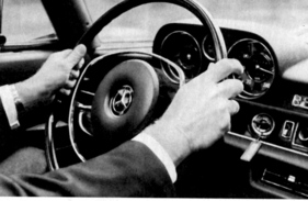 Mercedes Benz 300 SEL 6.3 (1968) - mit 210 kmh au fder kurzen Geraden des Hockenheimring - gefahren von Karl Kling (1968)