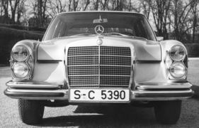 Mercedes-Benz 300 SEL 6.3 (1968) - wenn dieses 'Gesicht' mit Doppel-Halogen-Schweinwerfern auftauchte, räumten Käfer und Kadett die Überholspur