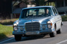 Mercedes-Benz 300 SEL 6.3 (1972) - Liegt satt auf der Strasse, trotz kritisierter Pendelachse (© Balz Schreier, 2011)