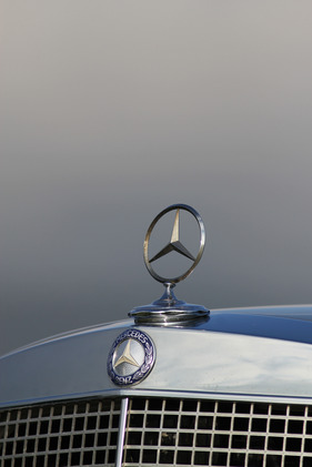 Mercedes-Benz 300 SEL 6.3 (1972) - Stern und Markenemblem auf dem Kühler