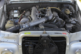 Mercedes-Benz 300 SEL 6.3 (1972) - der grosse Motor aus dem 600-er hatte nur knapp Platz im Motorraum des SEL, kein Wunder fluchten die Mechaniker, wenn es etwas zu wechseln gab