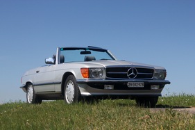 Mercedes-Benz 300 SL (1987) - viel Chrom und ein breiter Kühlergrill prägen den 300 SL