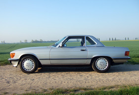 Mercedes-Benz 300 SL (1987) - von der Seite ist die spezielle Form des Hardtops nicht zu sehen